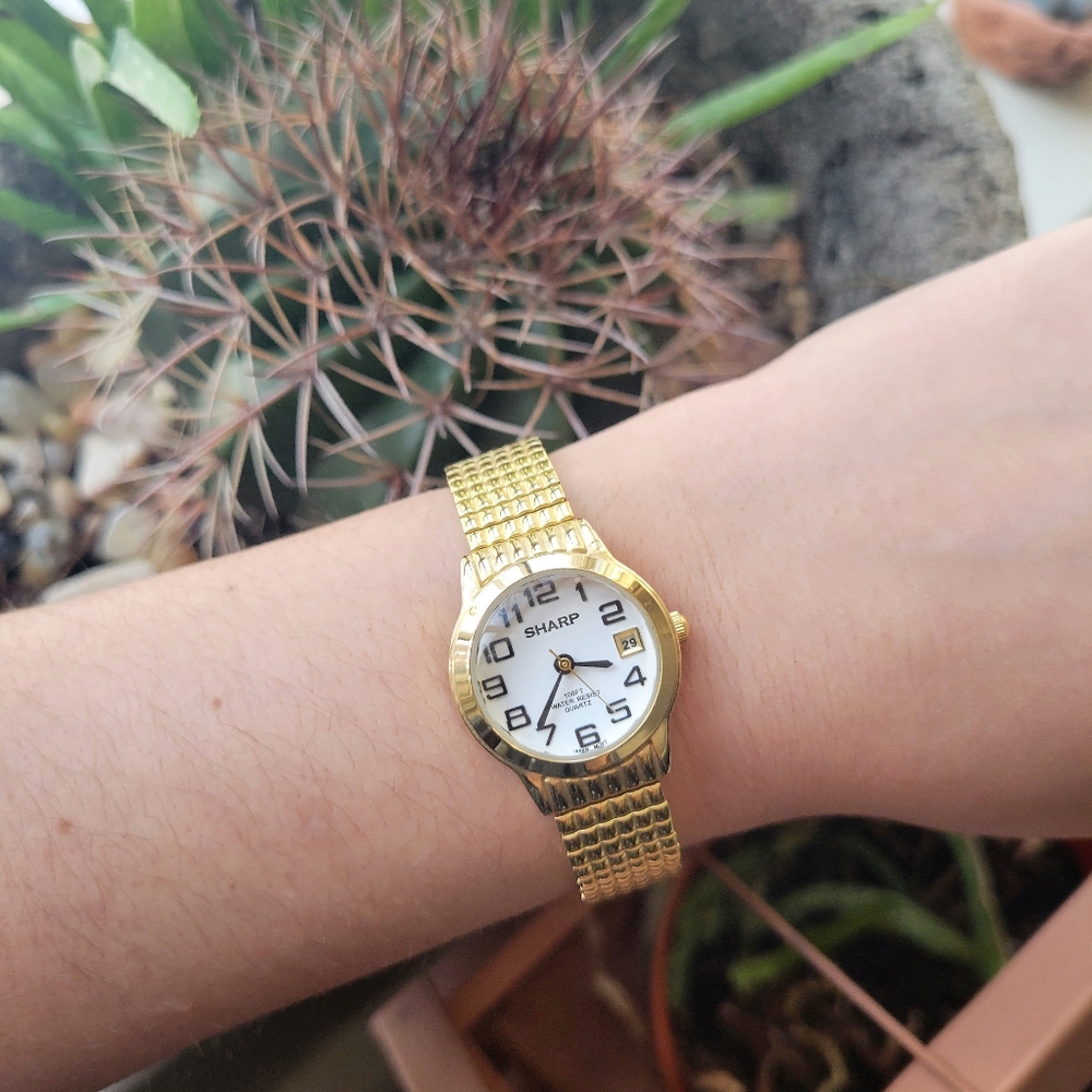 Sharp Gold Calendar Round Stretch Watch